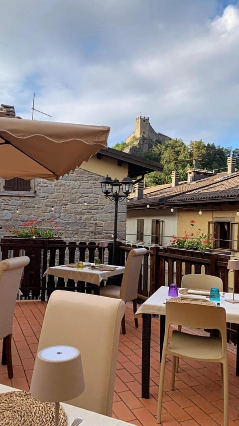 Restaurant/places to eat, Restaurant/places to eat, View (from property/room), Balcony/Terrace, Dining area, Mountain view
