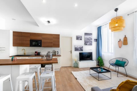 Communal lounge/ TV room, TV and multimedia, Kitchen or kitchenette, Living room, Seating area, Dining area, stove