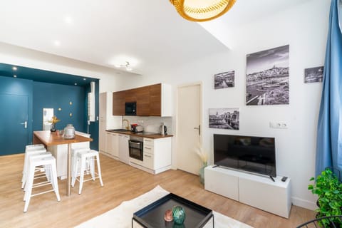 TV and multimedia, Kitchen or kitchenette, Living room, Seating area, Dining area, oven, stove