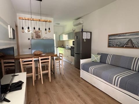 TV and multimedia, Kitchen or kitchenette, Living room, Seating area, Dining area, oven, pet friendly, stove