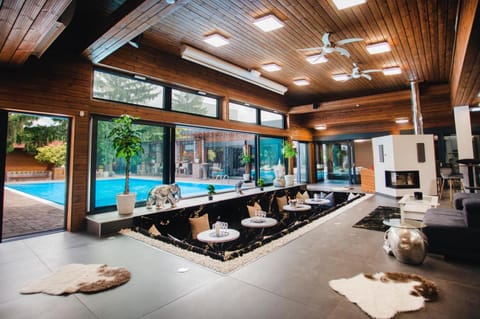 Communal lounge/ TV room, Living room, Pool view