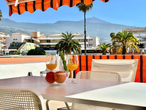 Balcony/Terrace, Dining area, Mountain view