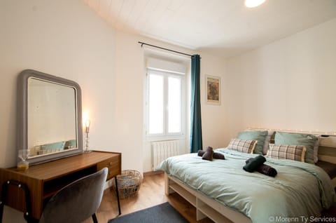 Bed, Photo of the whole room, Bedroom, hair dresser, wardrobe