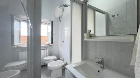 Shower, Toilet, Bathroom, bidet, towels