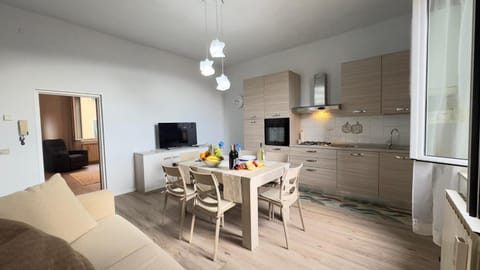 Communal lounge/ TV room, TV and multimedia, Kitchen or kitchenette, Living room, Seating area, Dining area, Evening entertainment