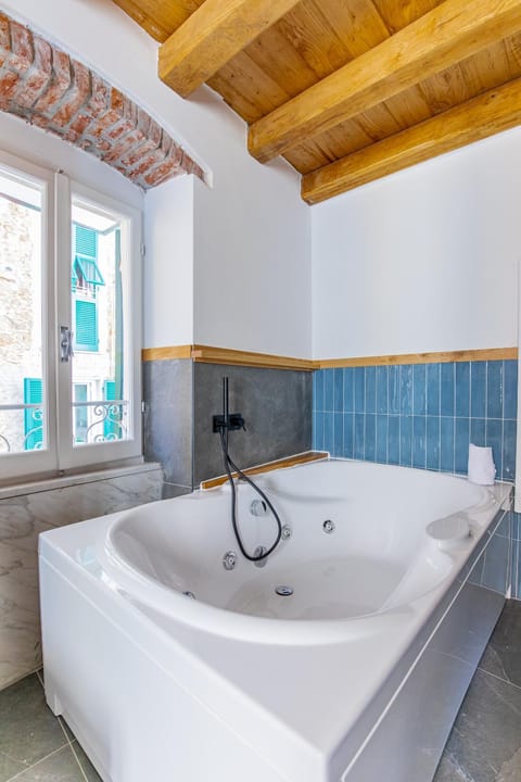 Hot Tub, Bathroom