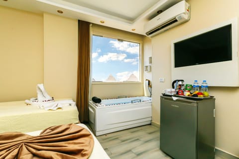 Communal lounge/ TV room, Bed, TV and multimedia, Coffee/tea facilities, Kitchen or kitchenette, Living room, Food and drinks, Photo of the whole room, Seating area, Dining area, Evening entertainment, Bedroom, Food, hair dresser, minibar, air conditioner