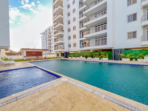 Property building, Day, Pool view, Swimming pool, Swimming pool, sunbed