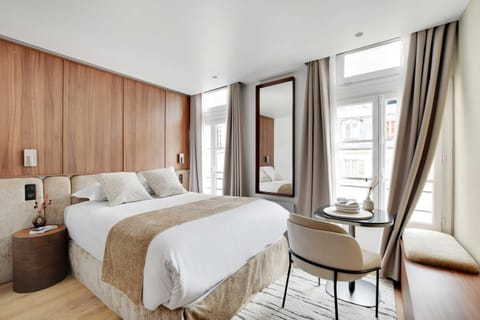 Bed, Dining area, Bedroom