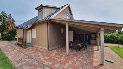 Property building, Summer, Garden