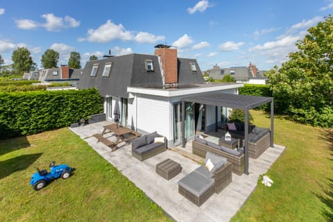 Welcome in - Strandhuis Schoneveld, zonnige en ruime tuin met speeltoestel Apartment in Zeeland, Netherlands