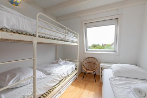 Welcome in - Strandhuis Schoneveld, zonnige en ruime tuin met speeltoestel Apartment in Zeeland, Netherlands