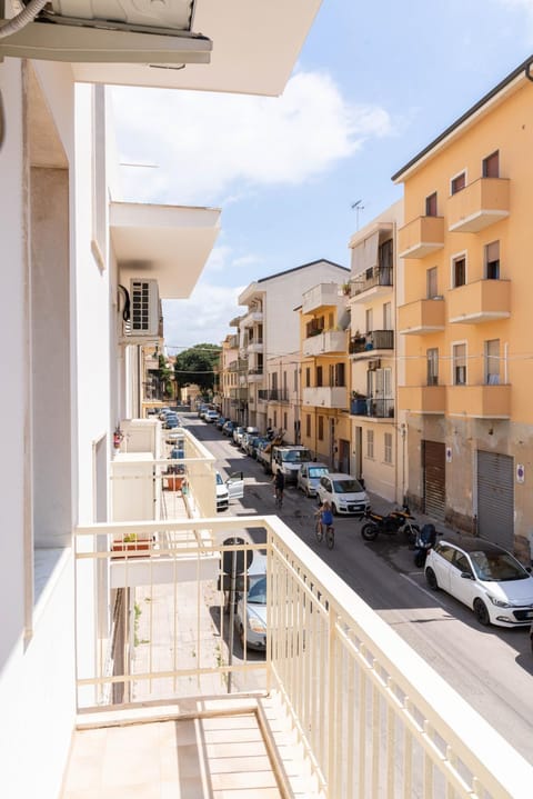 Property building, Day, Neighbourhood, View (from property/room), Balcony/Terrace, City view, Street view, Location, Parking