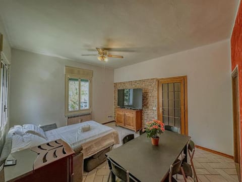 Bed, TV and multimedia, Living room, Seating area, Dining area, Bedroom, towels