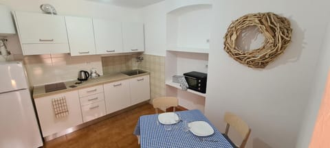 Coffee/tea facilities, Kitchen or kitchenette, Dining area, oven, stove, toaster