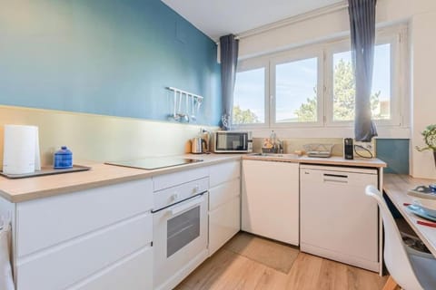 Coffee/tea facilities, Kitchen or kitchenette, dishwasher, oven, stove, toaster