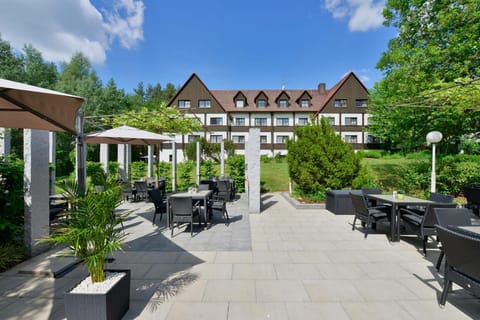 Property building, Day, Garden, Garden view