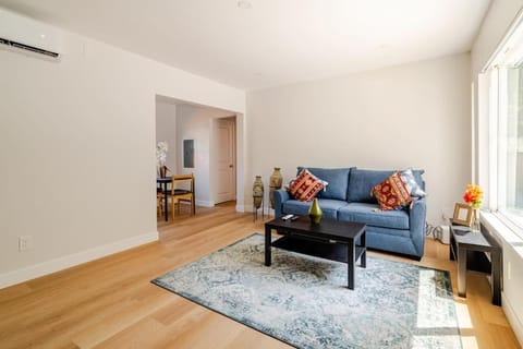 Bed, TV and multimedia, Living room, Seating area