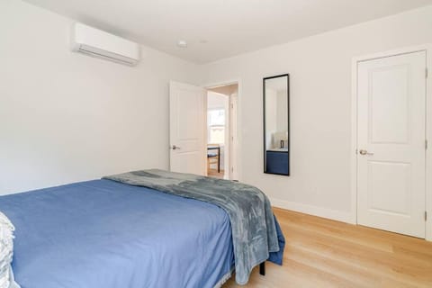 Bed, Photo of the whole room, Bedroom, wardrobe, air conditioner