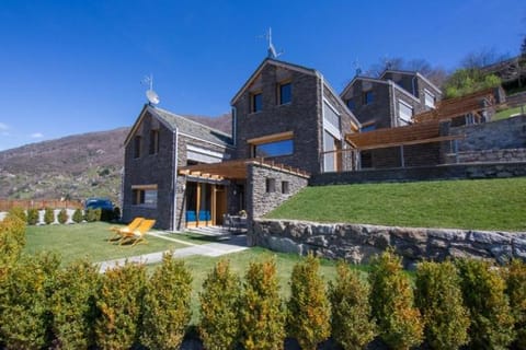 Property building, Natural landscape, Garden, Balcony/Terrace, Garden view, Mountain view