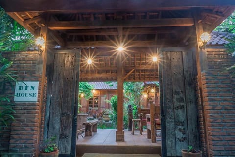 Din House Negara Classic Homestay Bed and Breakfast in Bali