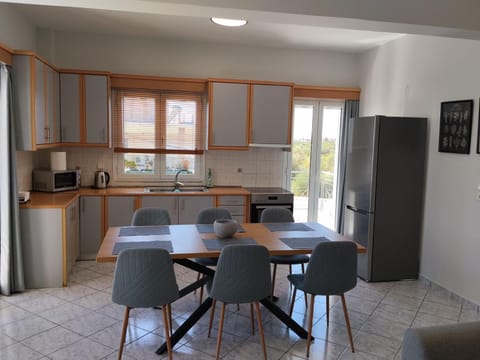 Coffee/tea facilities, Kitchen or kitchenette, Dining area, oven, stove