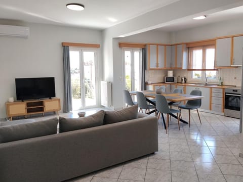 TV and multimedia, Kitchen or kitchenette, Living room, Seating area, Dining area, air conditioner