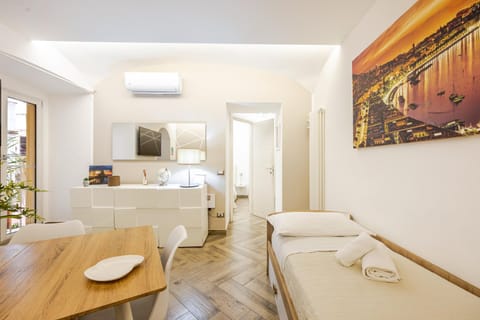 TV and multimedia, Living room, Seating area, Dining area, air conditioner