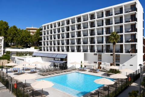 Property building, Day, Pool view, Swimming pool, sunbed