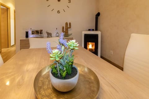 Dining area, fireplace