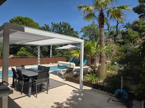 Garden, Dining area, Garden view, Pool view, Swimming pool, sunbed