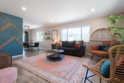 Kings Overlook Epic Retreat w Pikes Peak Views House in Old Colorado City