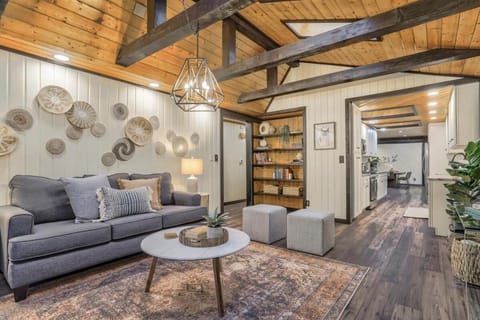 Pinewood Meadow & Scenic Hot Tub & BBQ & Outdoors House in Old Colorado City