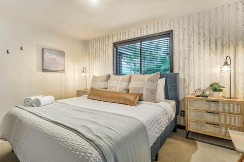 Pinewood Meadow & Scenic Hot Tub & BBQ & Outdoors House in Old Colorado City