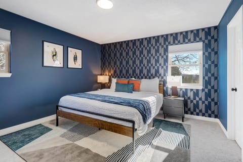 Rockies Royale Modern & Bright Outdoors Fun House in Colorado Springs