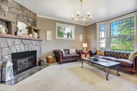 The Avenue Historic Mansion in DT Manitou Springs Villa in Manitou Springs