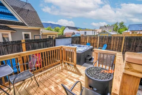 The Vibrant Victorian Hot Tub & Fire Pit in OCC House in Colorado Springs