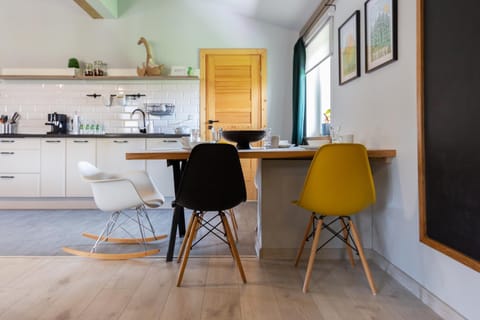 Coffee/tea facilities, Kitchen or kitchenette, Seating area, Dining area, stove