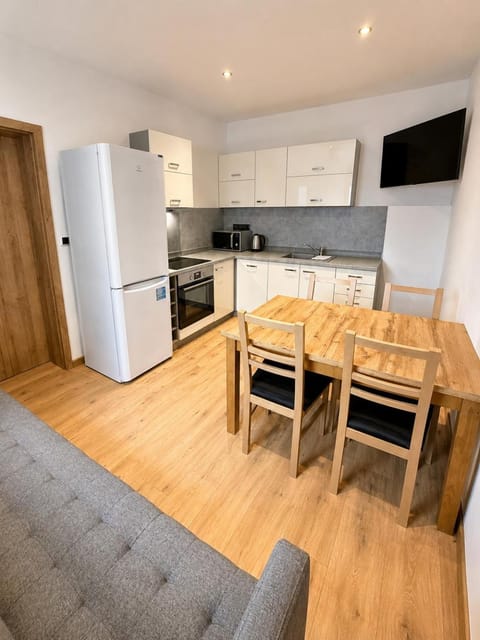 Communal lounge/ TV room, TV and multimedia, Kitchen or kitchenette, Living room, Seating area, Dining area, dishwasher, oven, stove