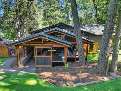 Family-Friendly Luxe Home with Sauna - mins to UO House in Eugene