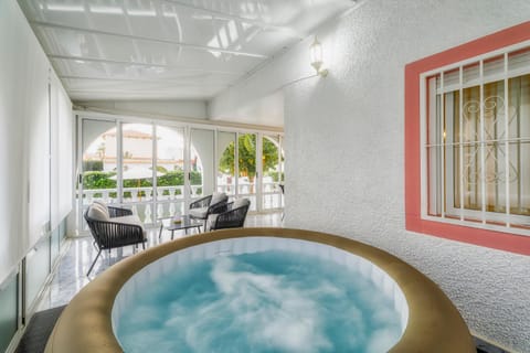 Hot Tub, Swimming pool