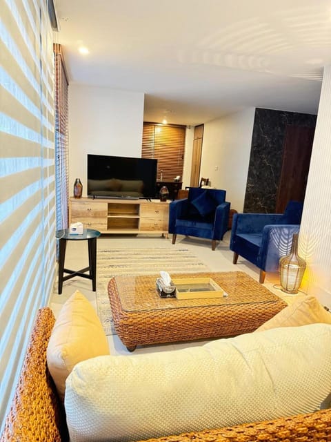 TV and multimedia, Living room, Evening entertainment