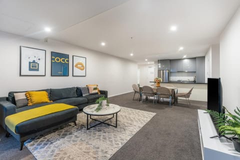 TV and multimedia, Kitchen or kitchenette, Living room, Seating area, Dining area