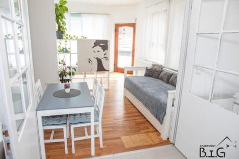 Bed, Photo of the whole room, Seating area, Dining area, kitchen