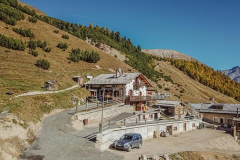 Property building, Neighbourhood, Natural landscape, group of guests, Parking
