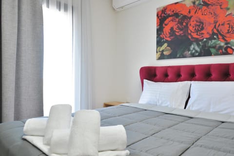 Bed, Photo of the whole room, Bedroom, air conditioner