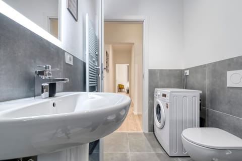 Carbonara Palace 2 - Luxury Comfort under Medieval Towers Apartment in Bologna