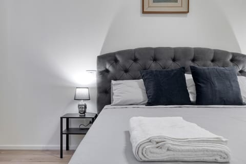 Carbonara Palace 2 - Luxury Comfort under Medieval Towers Apartment in Bologna