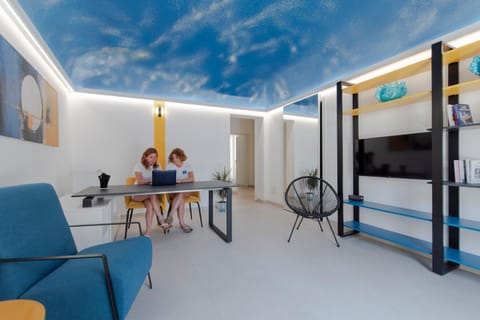 People, TV and multimedia, Lobby or reception, Seating area, air conditioner