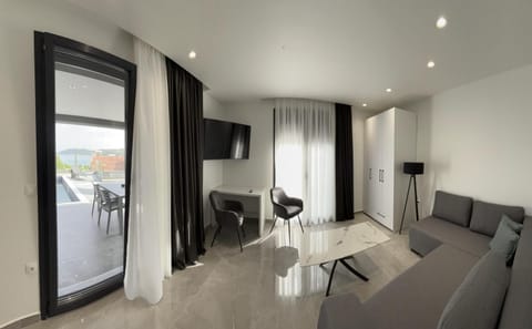 TV and multimedia, Living room, Seating area, Pool view